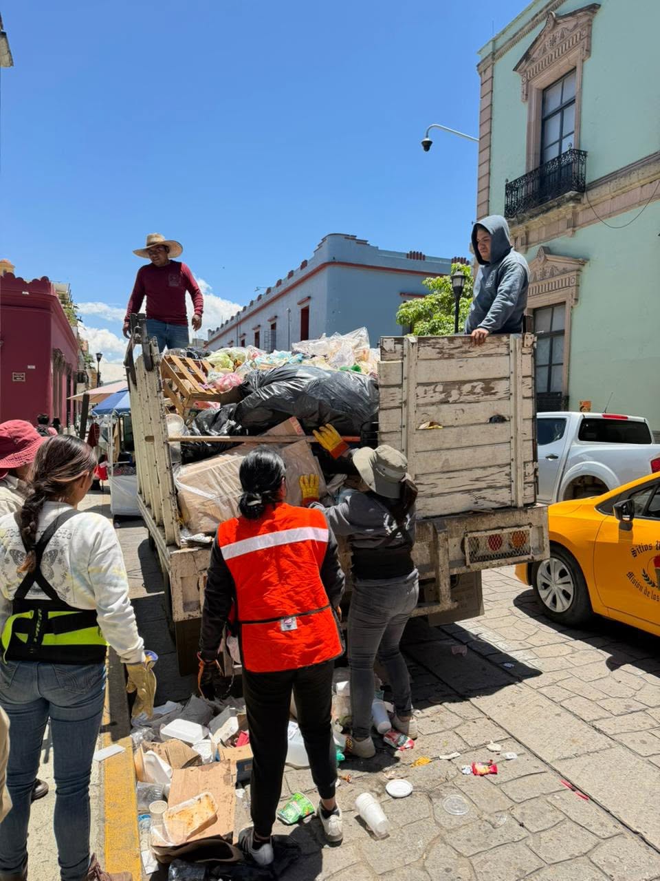 Refuerzan limpieza en el Zócalo y la Alameda de León