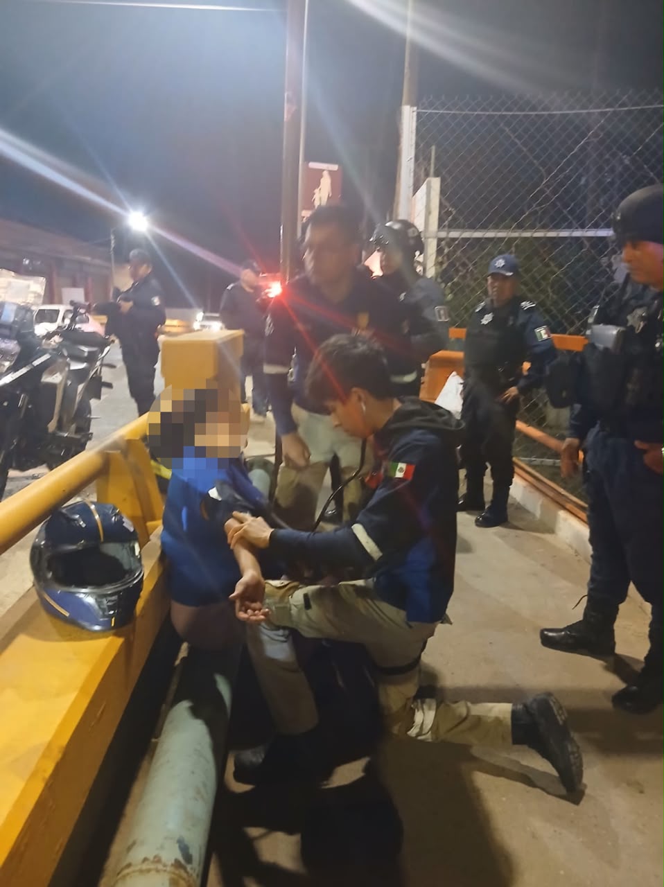Oportuna intervención policial evita una tragedia en el puente Valerio Trujano