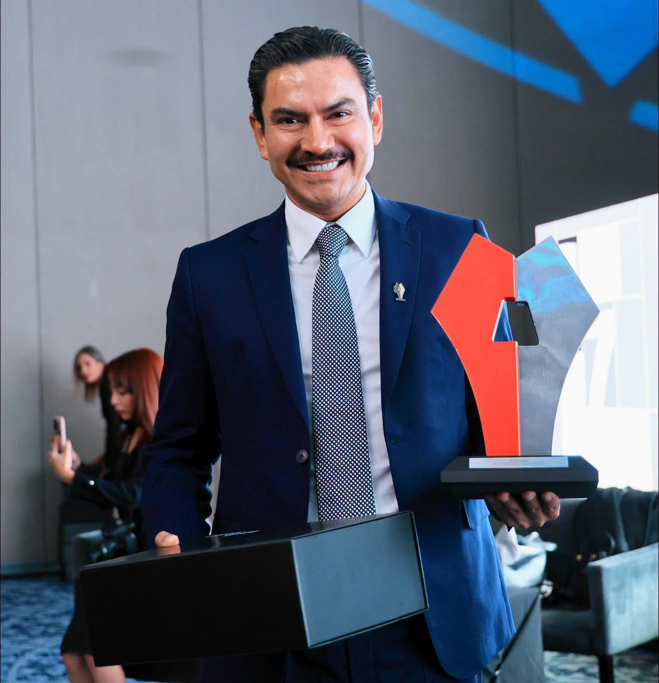 Ray Chagoya recibe Premio a las Mejores Prácticas de Gobiernos Locales por el programa Banco de Materiales