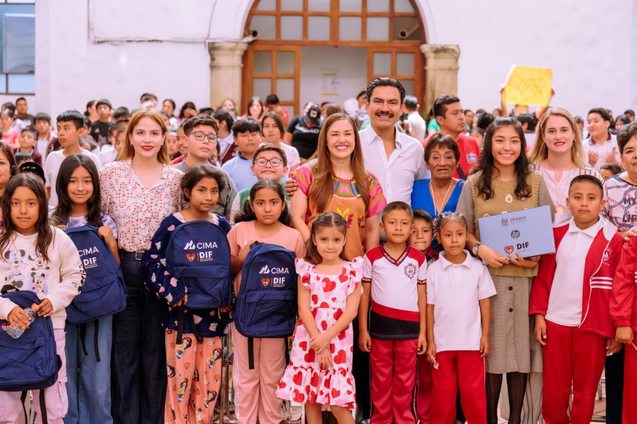 Municipio de Oaxaca de Juárez entrega útiles y mochilas a niñas y niños de la capital