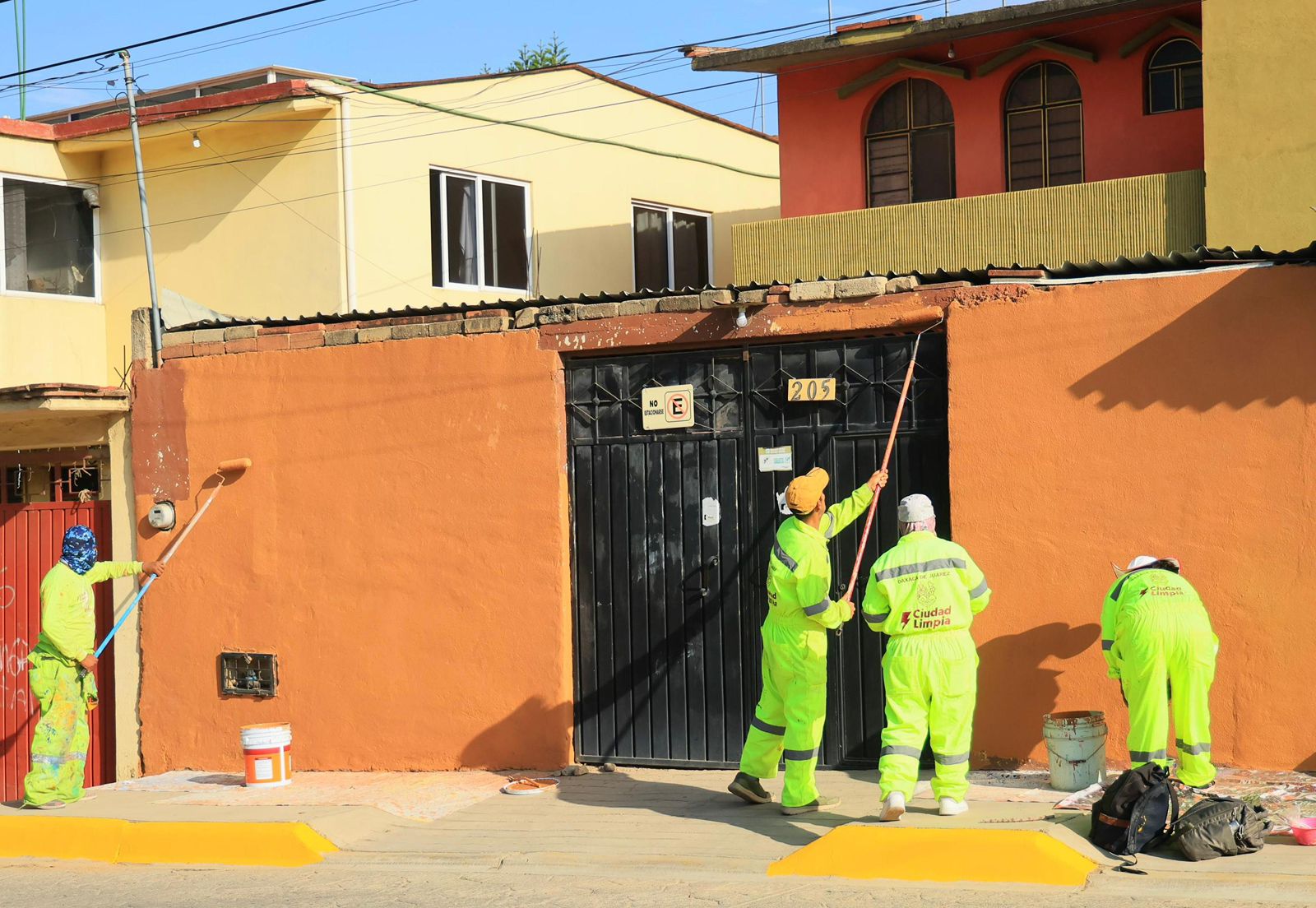 Tequio Vecinal mejora espacios públicos en la colonia Del Maestro