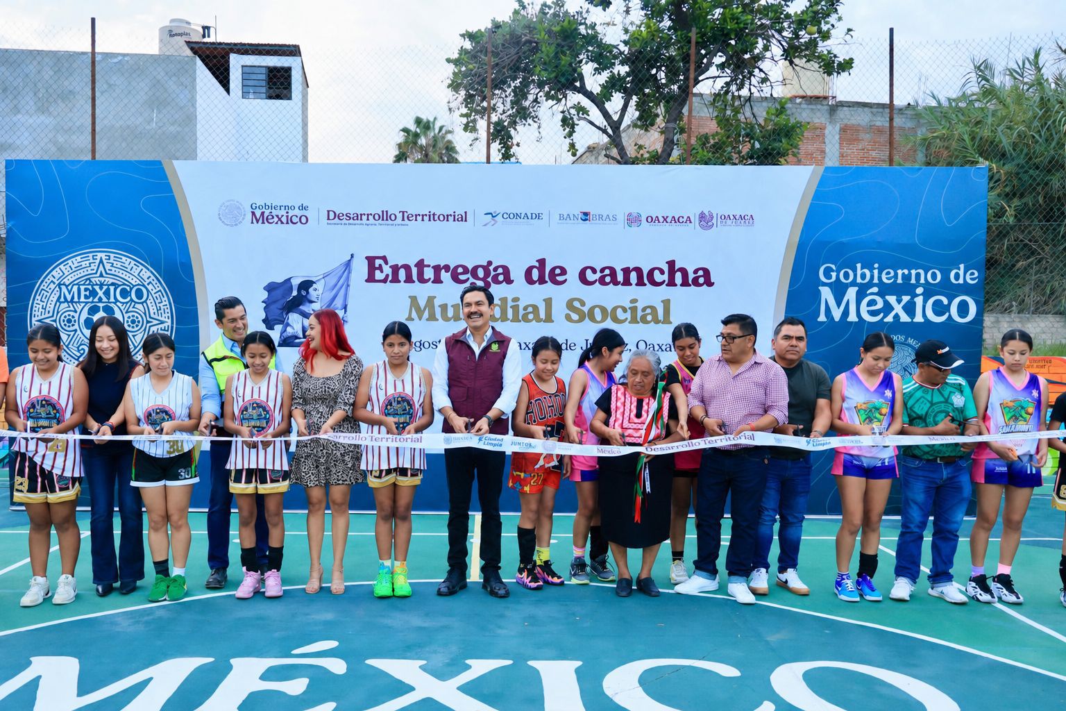 Ray Chagoya entrega cancha rehabilitada en Pueblo Nuevo
