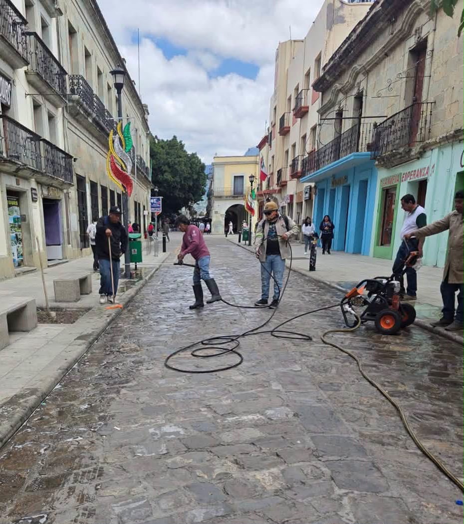 Refuerzan labores de limpieza en Oaxaca de Juárez tras las Fiestas Patrias