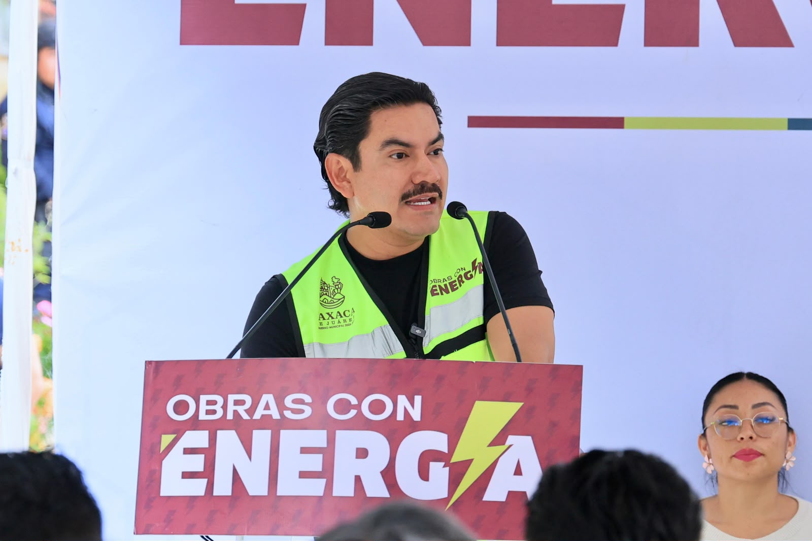 Ray Chagoya entrega obra de pavimentación en San Martín Mexicapam