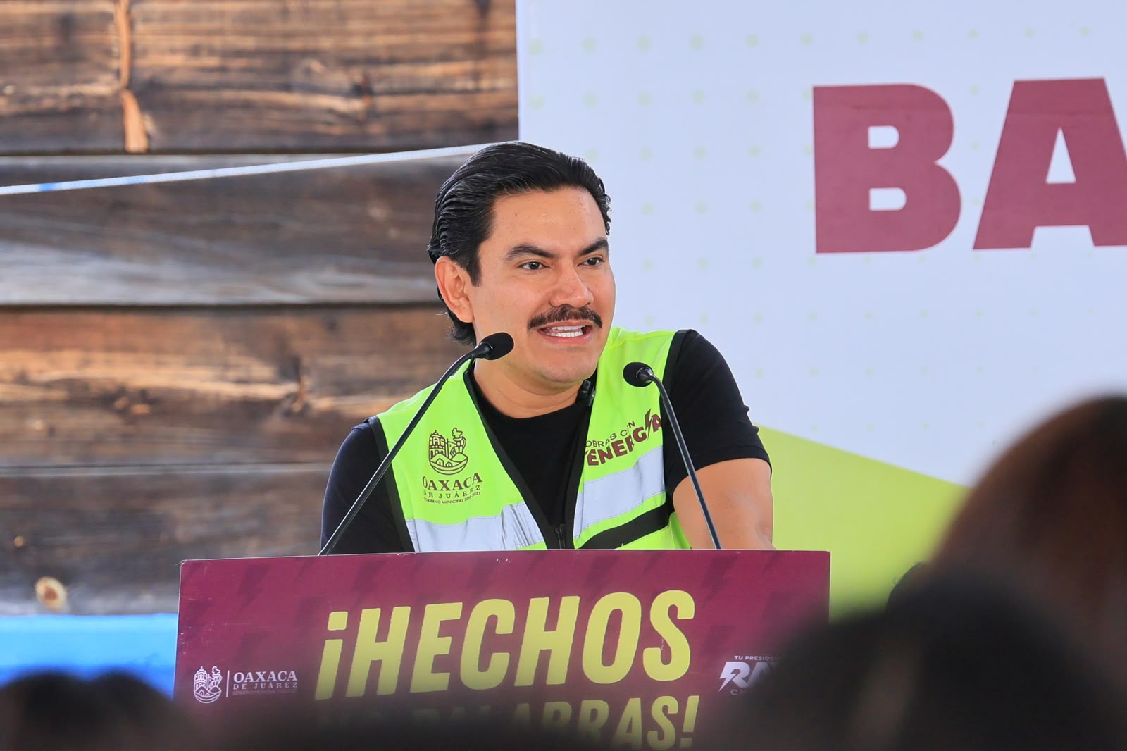 Ray Chagoya entrega Banco de Materiales en tres zonas de San Martín Mexicapam