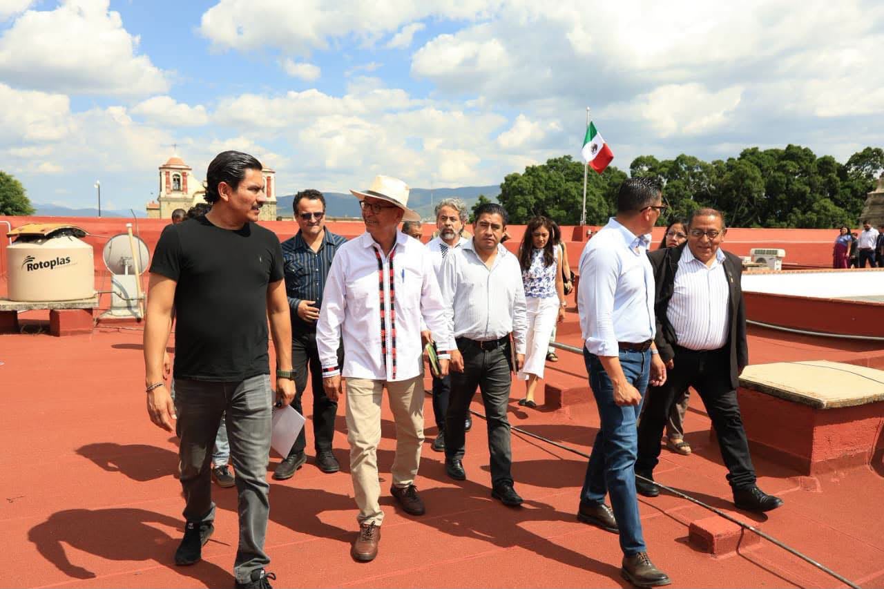 Ray Chagoya supervisa trabajos de rehabilitación y mantenimiento del Palacio Municipal de Oaxaca de Juárez
