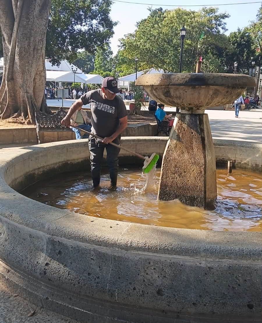 Gobierno Municipal fortalece limpieza y mantenimiento de fuentes públicas en Oaxaca de Juárez
