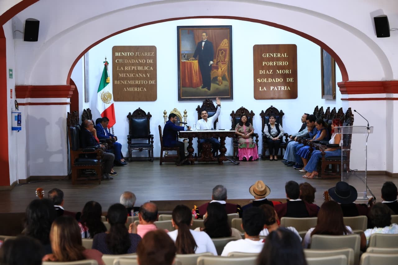 Cabildo de Oaxaca de Juárez reconoce 25 años de la Cuarentuna Universitaria