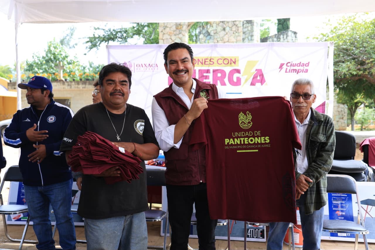 Ray Chagoya entrega nuevo equipamiento para el mantenimiento del Panteón Jardín
