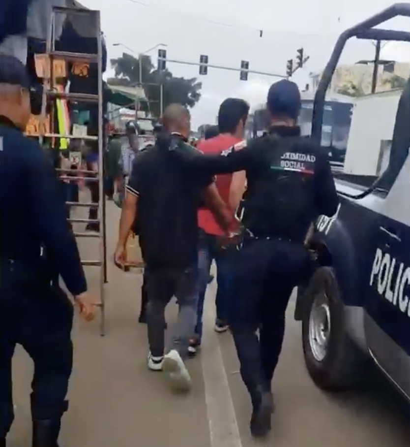 Policía Municipal detiene a dos personas por presunto robo de celular en transporte público