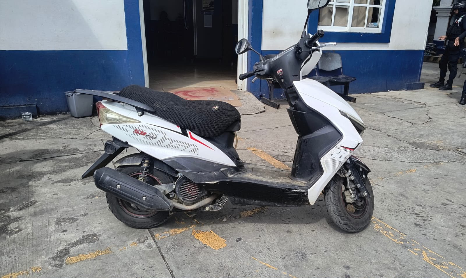 Policía Municipal asegura motocicleta con reporte de robo en San Martín Mexicapam