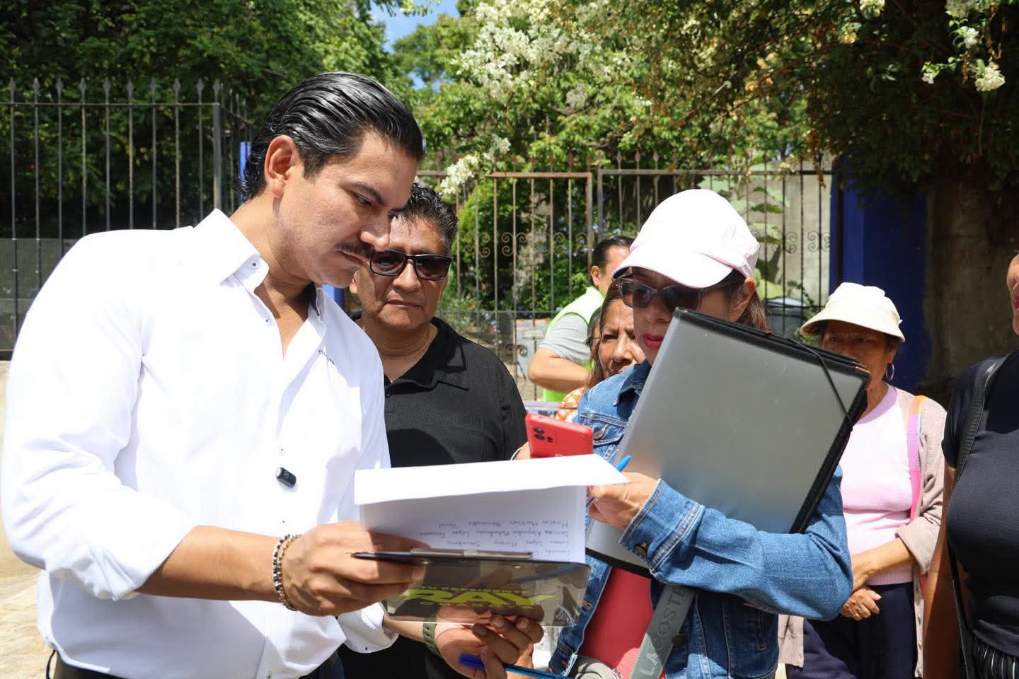 Con atención directa en territorio Ray Chagoya recorre la colonia La Cascada