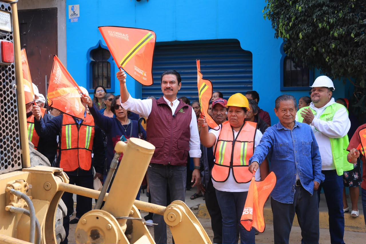 Ray Chagoya da banderazo de inicio a la rehabilitación de la calle Tuxtepec en la colonia Siete Regiones