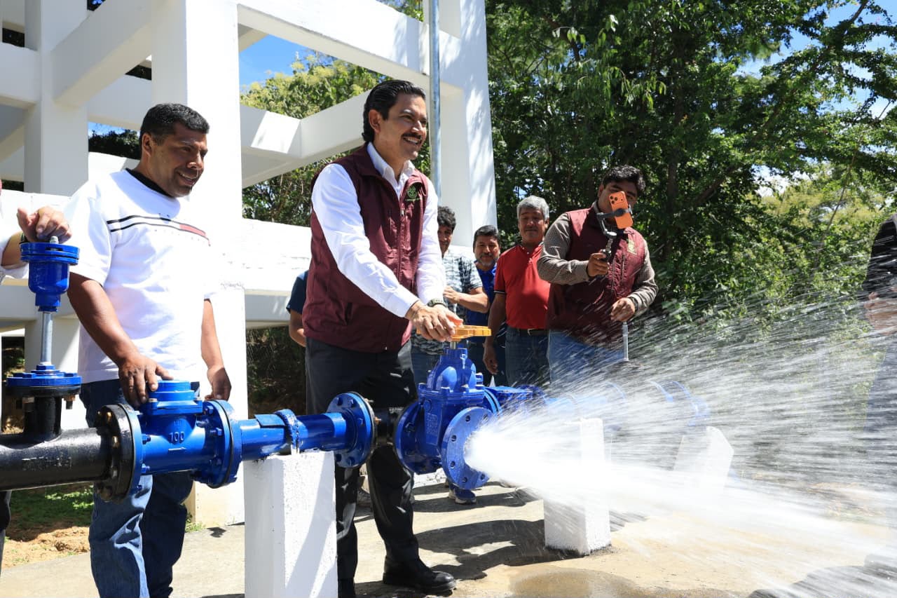 El agua es un derecho humano: Ray Chagoya pone en marcha equipamiento de pozo en San Luis Beltrán