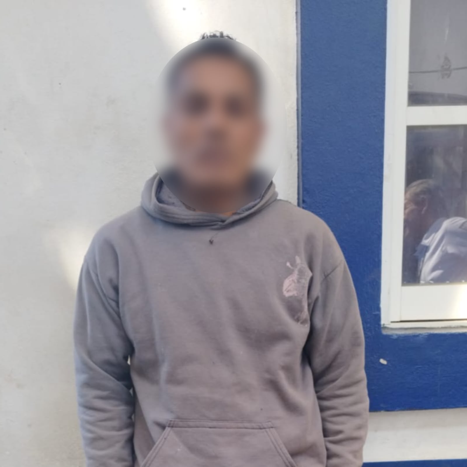 Policía Municipal detiene a persona por resistencia de particulares; tiene orden de aprehensión por homicidio calificado