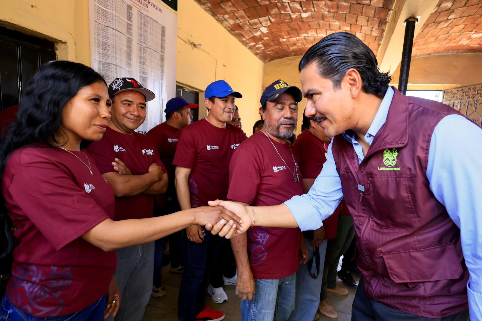 Ray Chagoya entrega luminarias para mejorar la seguridad en panteones de Oaxaca de Juárez