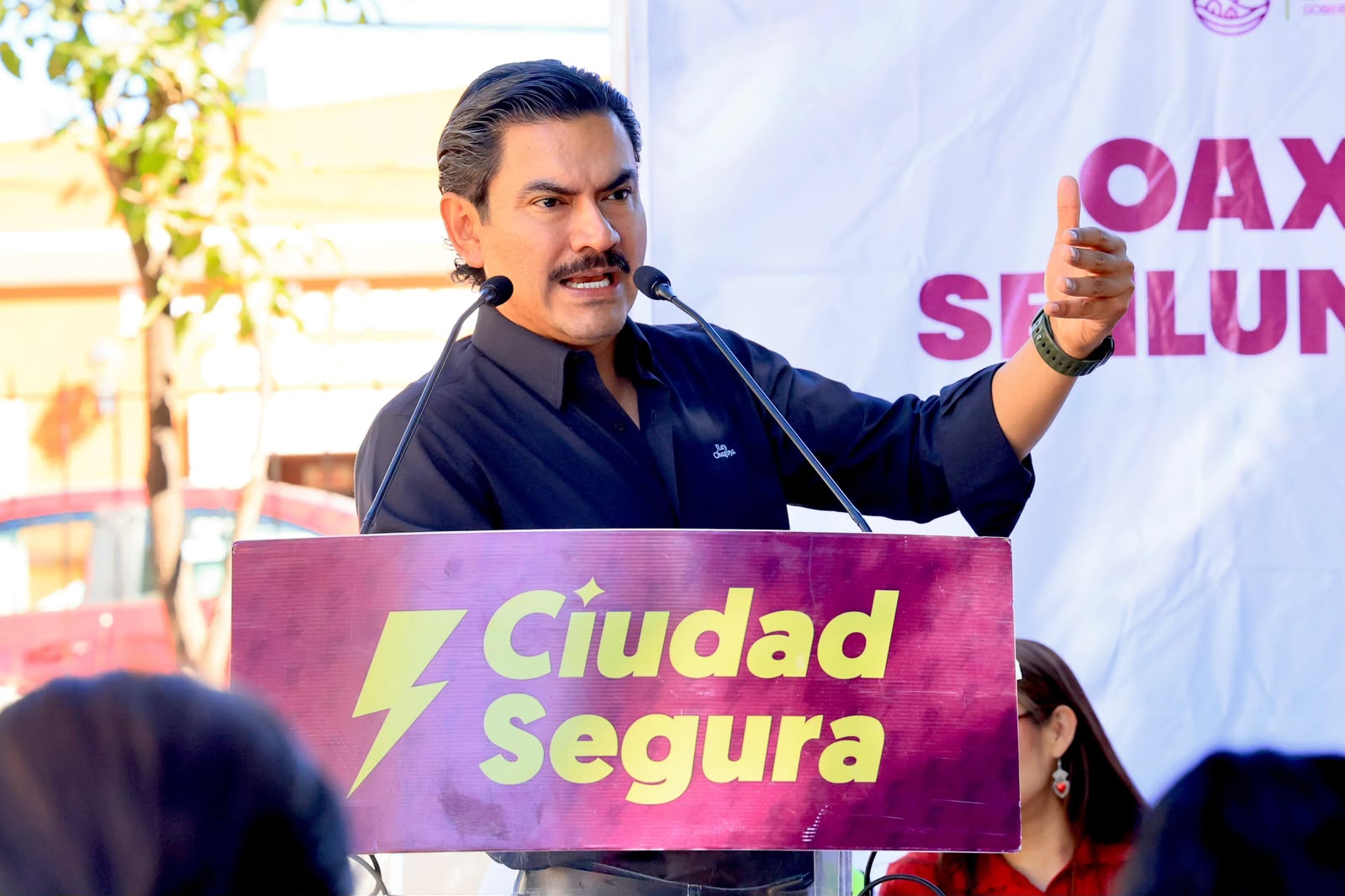 Ray Chagoya entrega más luminarias a barrios y colonias de Oaxaca de Juárez para fortalecer la seguridad