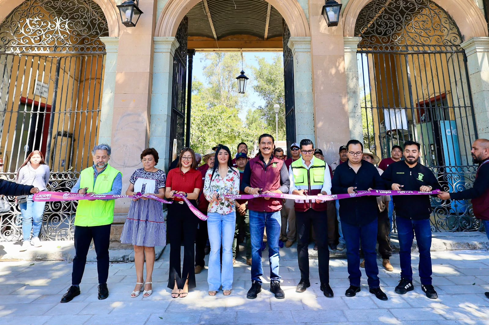 Ray Chagoya entrega primera etapa de rehabilitación de banquetas del Panteón General y San Miguel